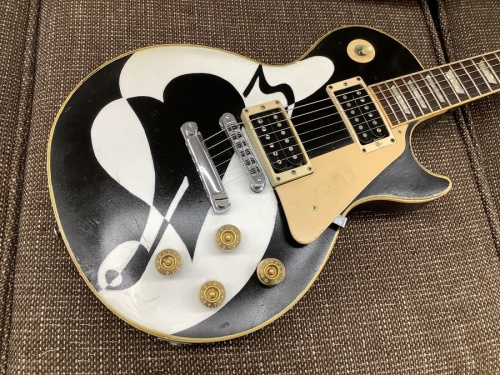 中古楽器店のギター