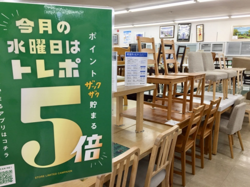 テーブルのベッド