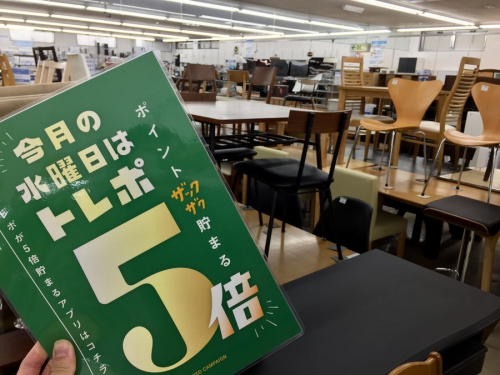 テーブルのベッド