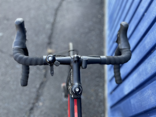 自転車のカーボンフレームロードバイク