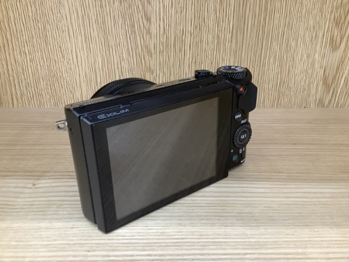 デジタルカメラのコンパクトデジタルカメラ