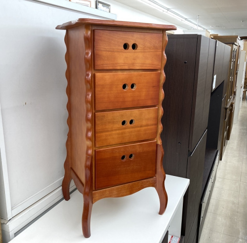 中古家具の4段