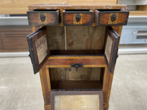 からくり箪笥のブラウン