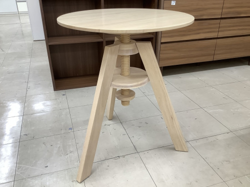 生活家具のテーブル