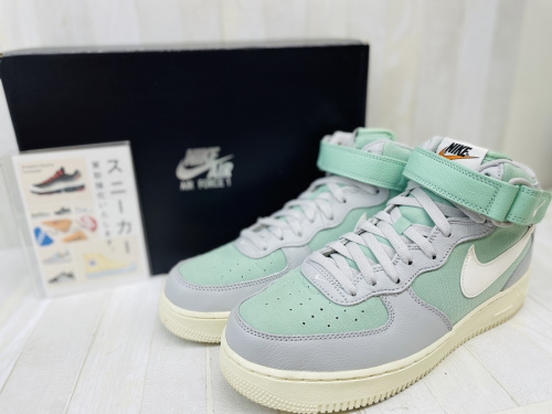 靴のスニーカー