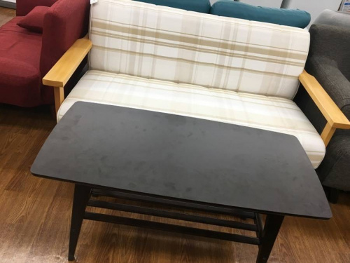 家具のテーブル