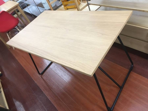 家具のテーブル