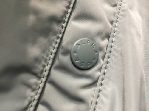 ジャケットのドロップショルダーフライトジャケット