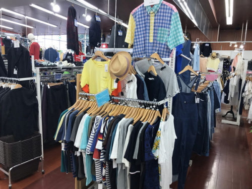 夏物売場のTシャツ　アロハシャツ
