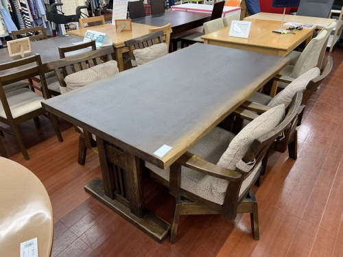 生活家具のテーブル