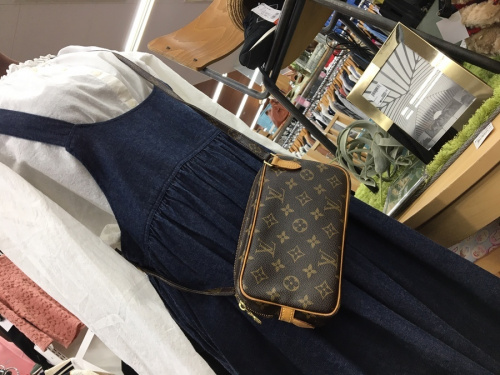 LOUIS VUITTONのショルダーポーチ