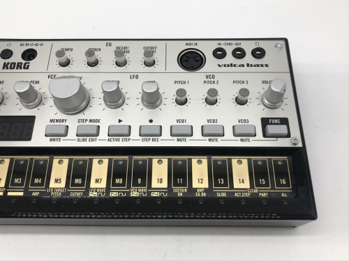 シンセサイザーのvolca bass