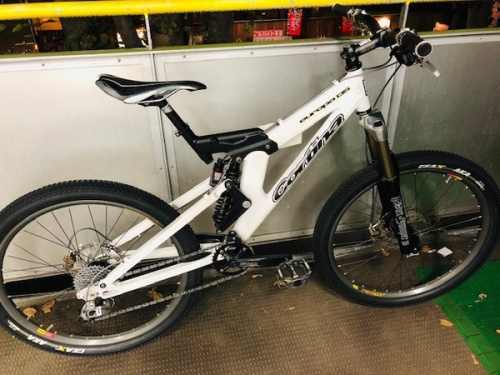 スポーツ用品のマウンテンバイク　所沢