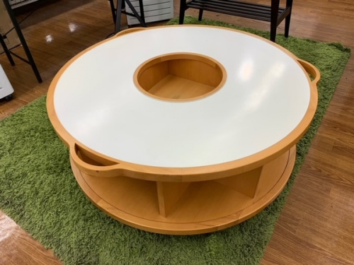 家具のテーブル