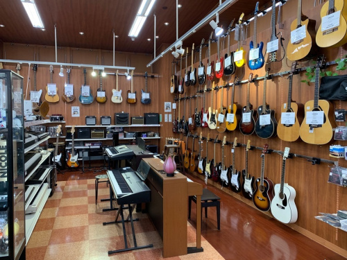 中古楽器店のギター