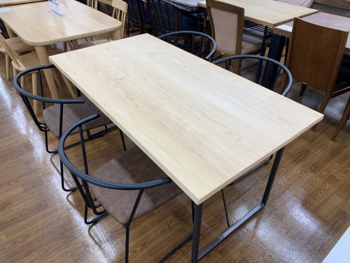 生活家具のテーブル