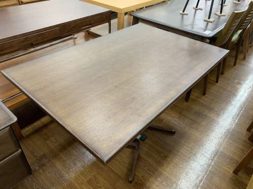 生活家具のテーブル