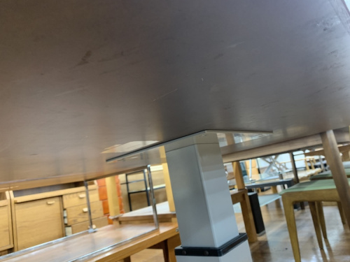 テーブルの昇降式テーブル