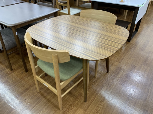 カリモクのダイニング