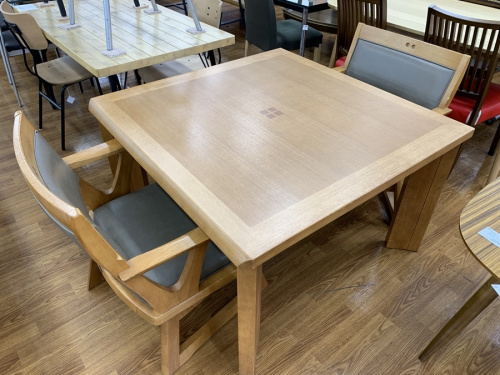 生活家具のテーブル