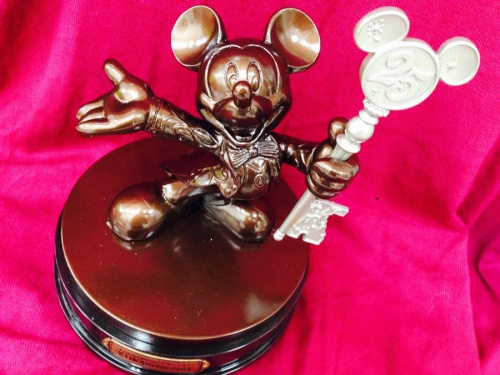 ブロンズ像のDisney