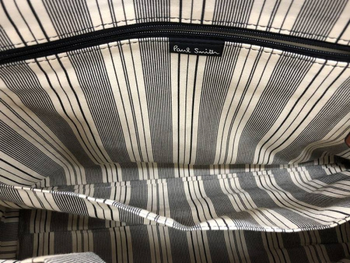 ブリーフケースのバッグ