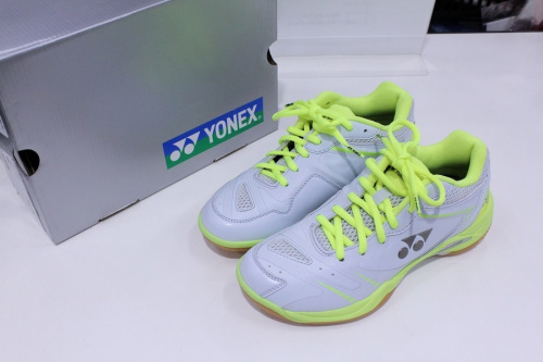 シューズのバドミントン