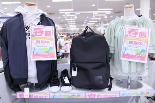 スニーカーのレディースファッション