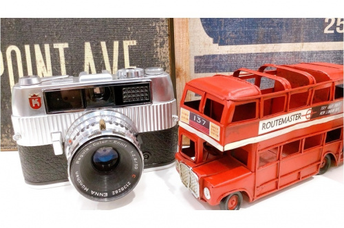 置物のフィルムカメラ