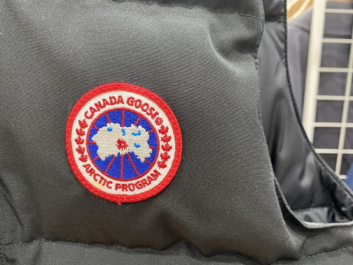 ダウンベストのCANADA GOOSE