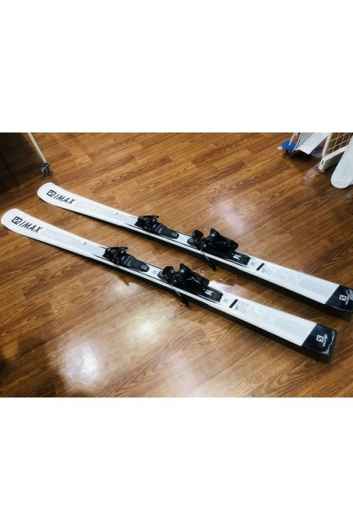 スポーツ用品のスキー