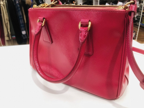 バッグのPRADA