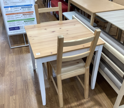 生活家具のテーブル