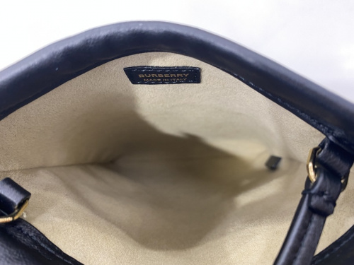 レザーショルダーポシェットのBURBERRY
