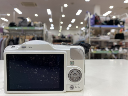 デジタルカメラのミラーレス一眼カメラ