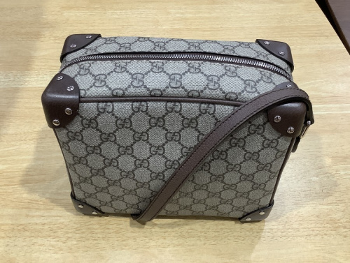 ショルダーバッグのバッグ・財布