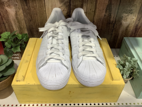 スニーカーのアディダス