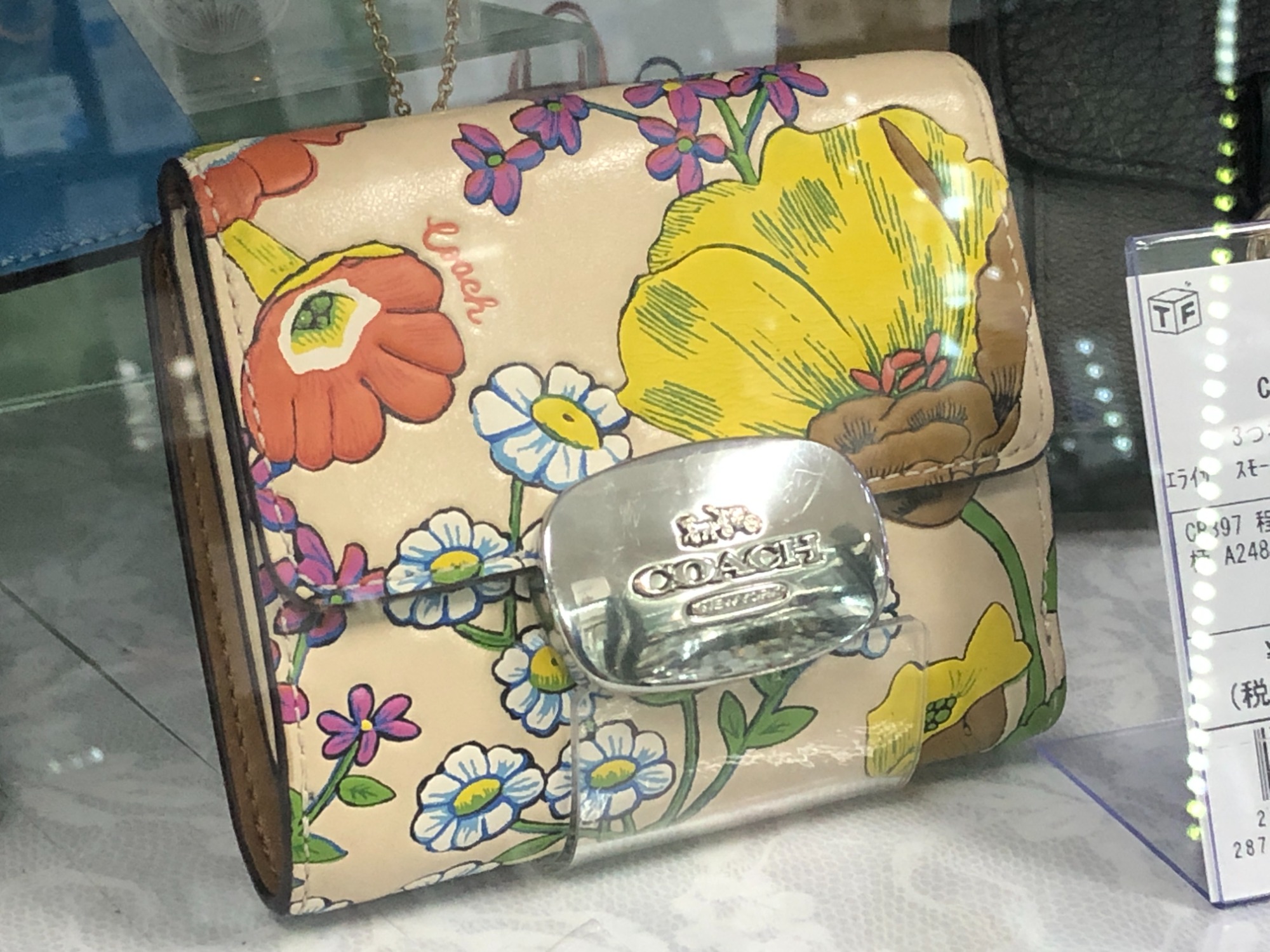 COACH　FURLA　kate spade　などレディース　バッグまとめ売り。 COACH(コーチ)の三つ折り財布を買取入荷しました！ブランド20選