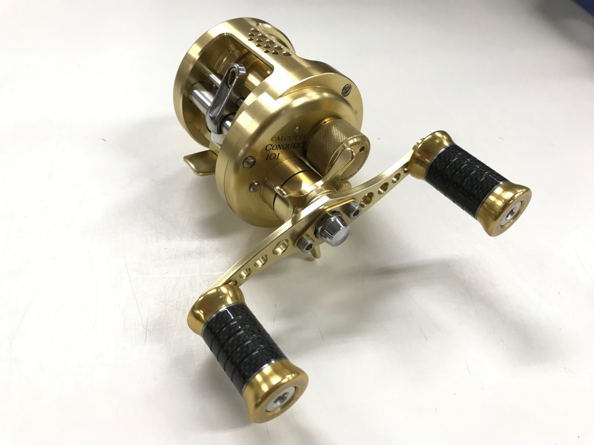 最新最全の SHIMANO(シマノ)のベイトリール 01カルカッタコンクエスト101を リール