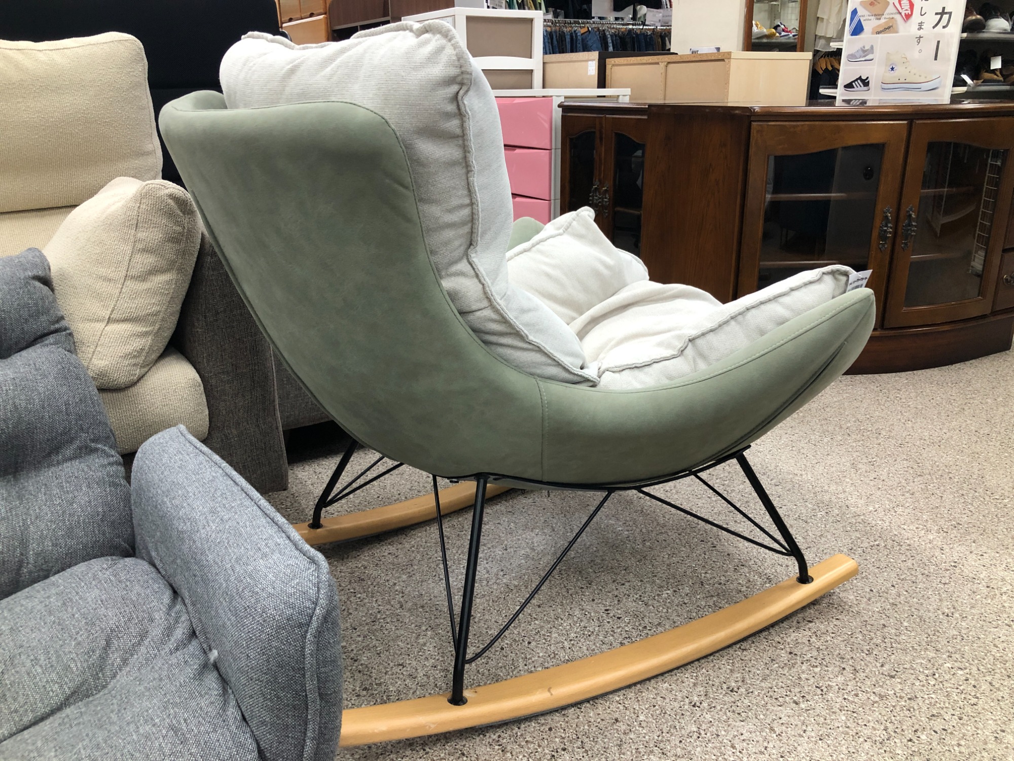 ロッキングチェアを買取入荷しました！中古家具を買うなら