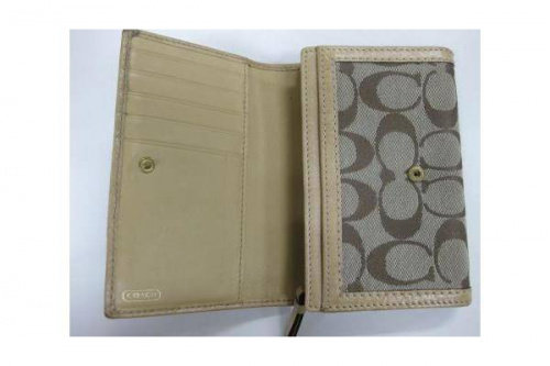 2つ折り財布のコーチ（COACH）