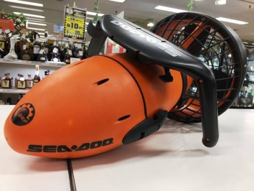 マリンスポーツの水中スクーター