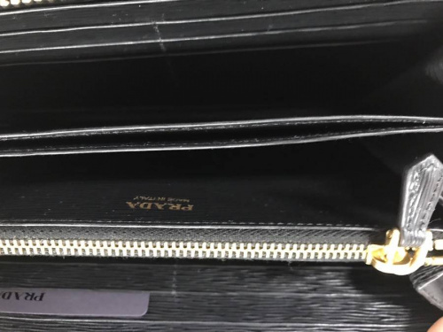 財布のPRADA