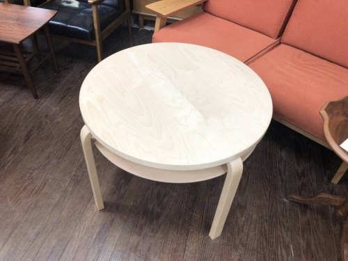 家具のテーブル