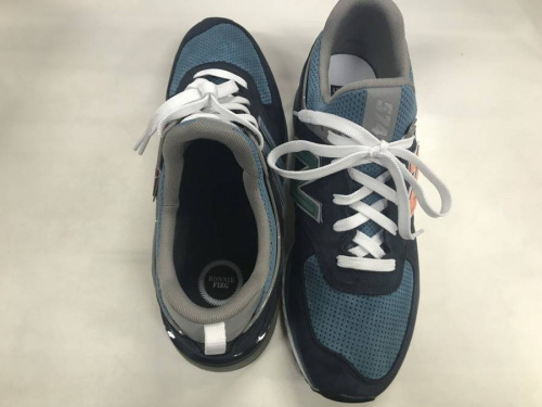 スニーカーのnew balance