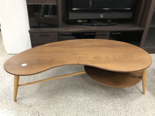家具のテーブル