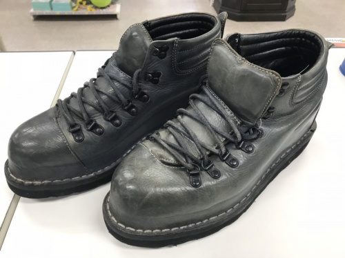 アウトドア用品の登山シューズ
