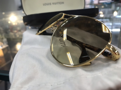 アクセサリーのサングラス