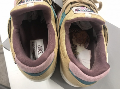 スニーカーのASICS