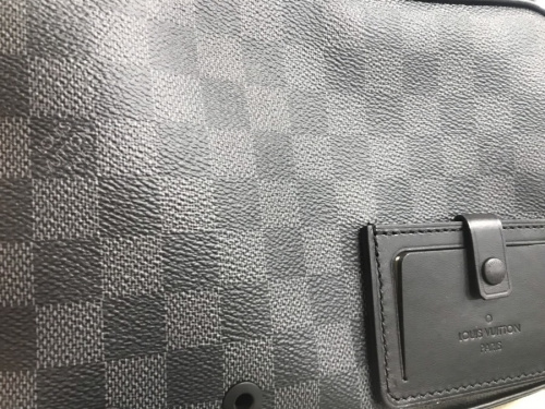 LOUIS VUITTONのメッセンジャーバッグ
